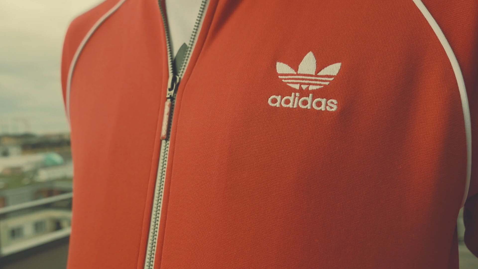 Tracksuit Day Social Teaser - Nahaufnahme des roten Tracksuit - Filmproduktion hawkins.film