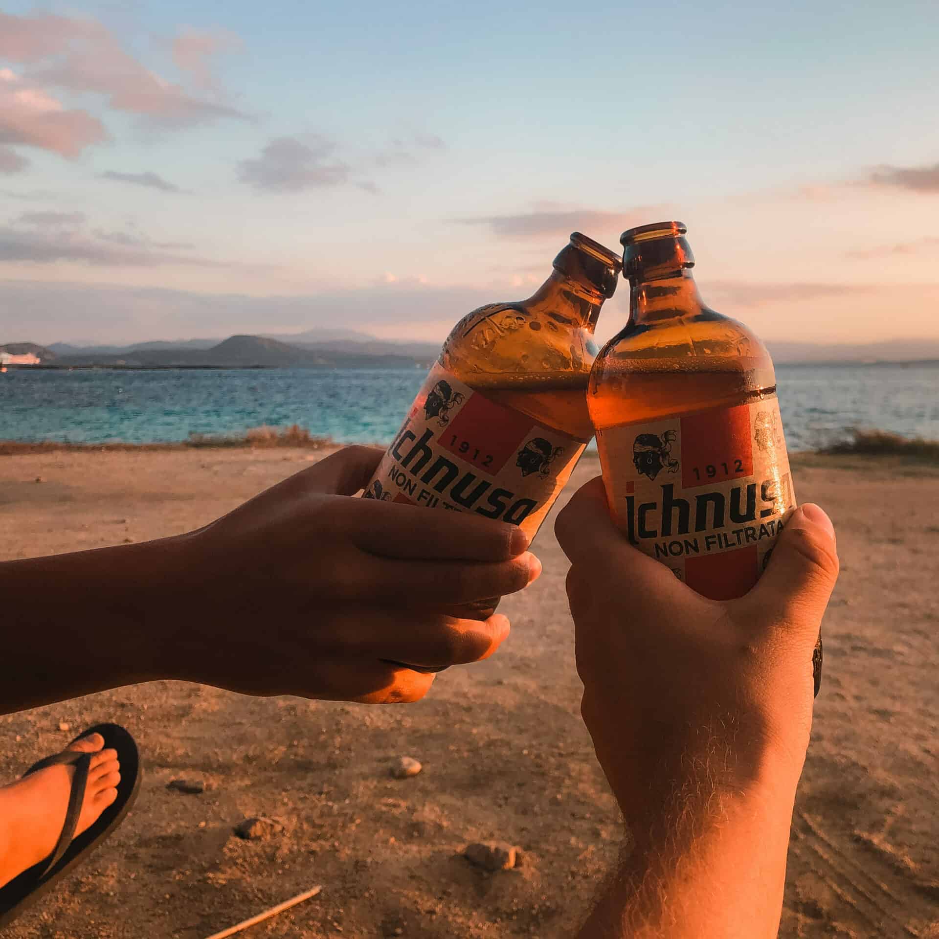 Am Strand mit Bier anstoßen - Filmproduktion hawkins.film