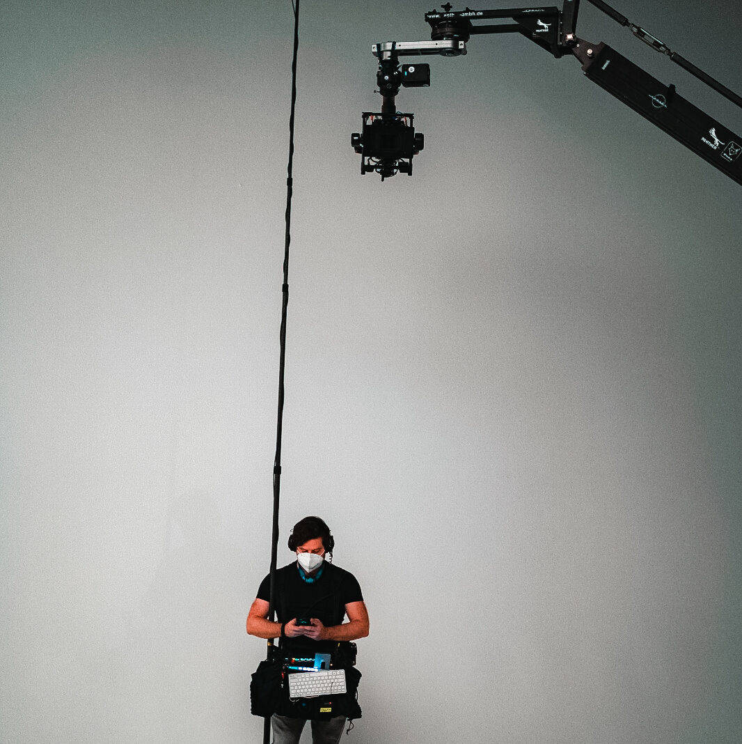 BTS vor weißer Leinwand - Filmproduktion hawkins.film