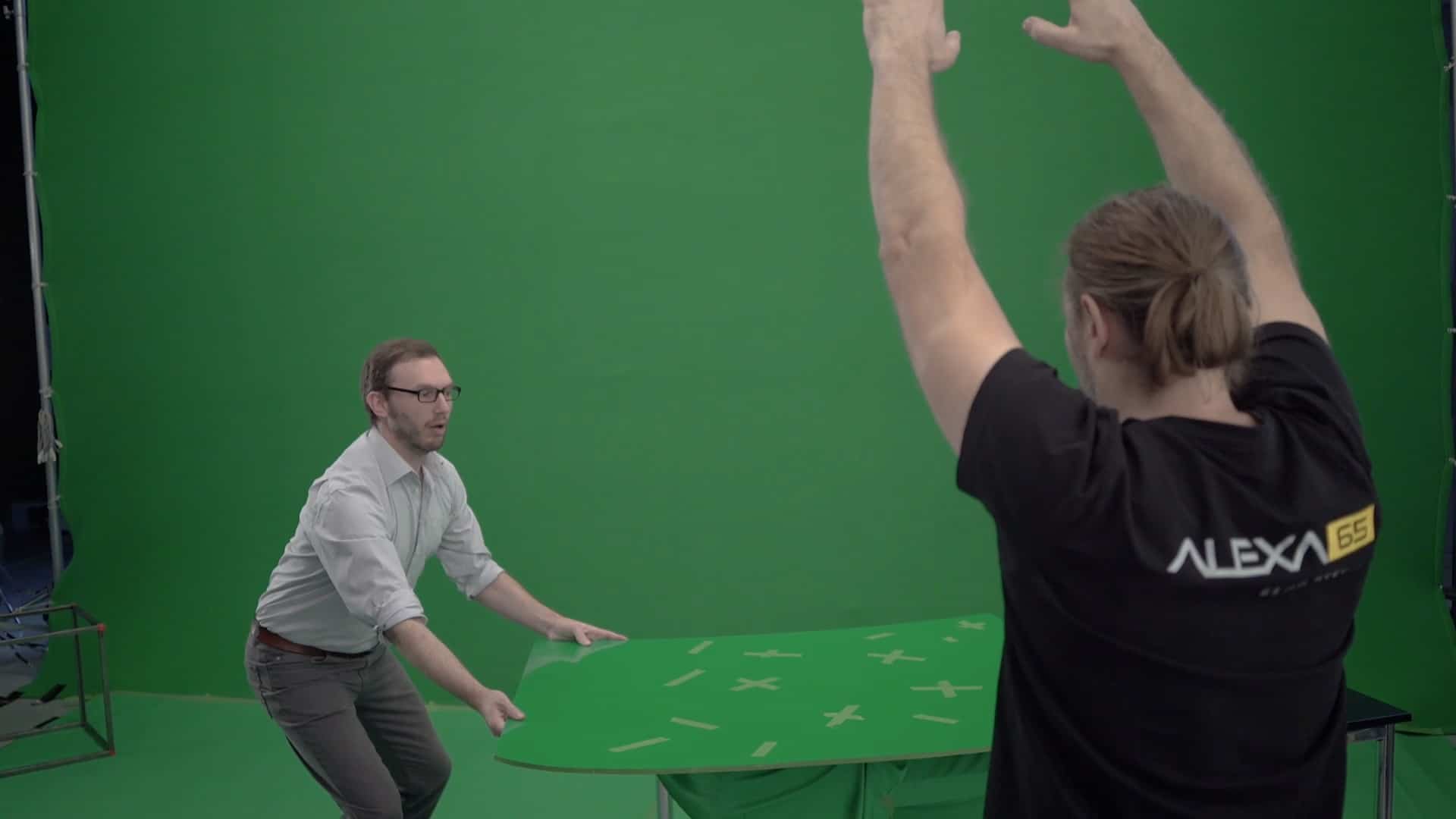 Darsteller und Kamerateam aus Stuttgart arbeiten am einem Set voller Greenscreens.