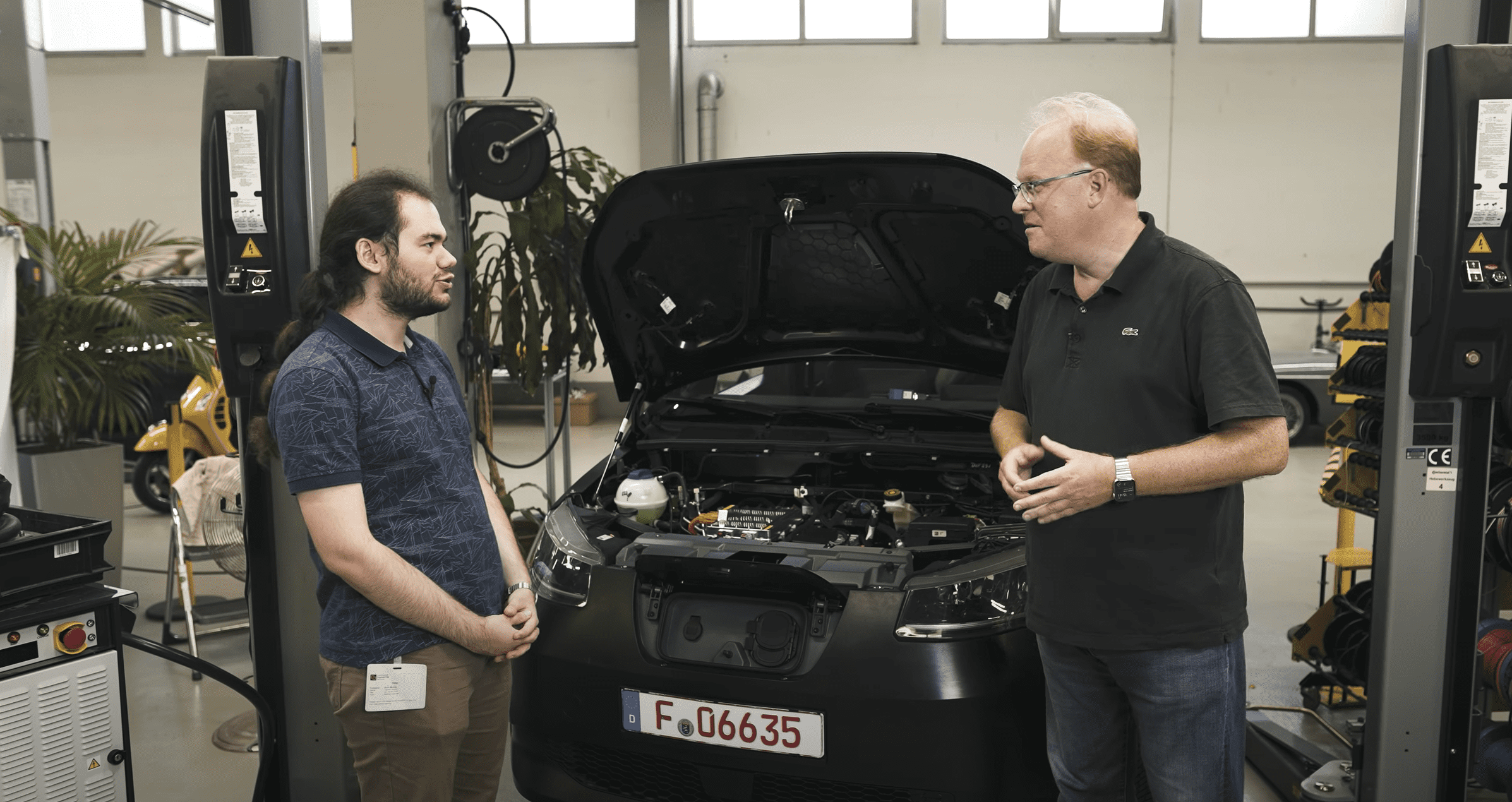 Tech Videos Sono Motors YouTube Format - Zwei Darsteller vor offener Motorhaube - Filmproduktion hawkins.film