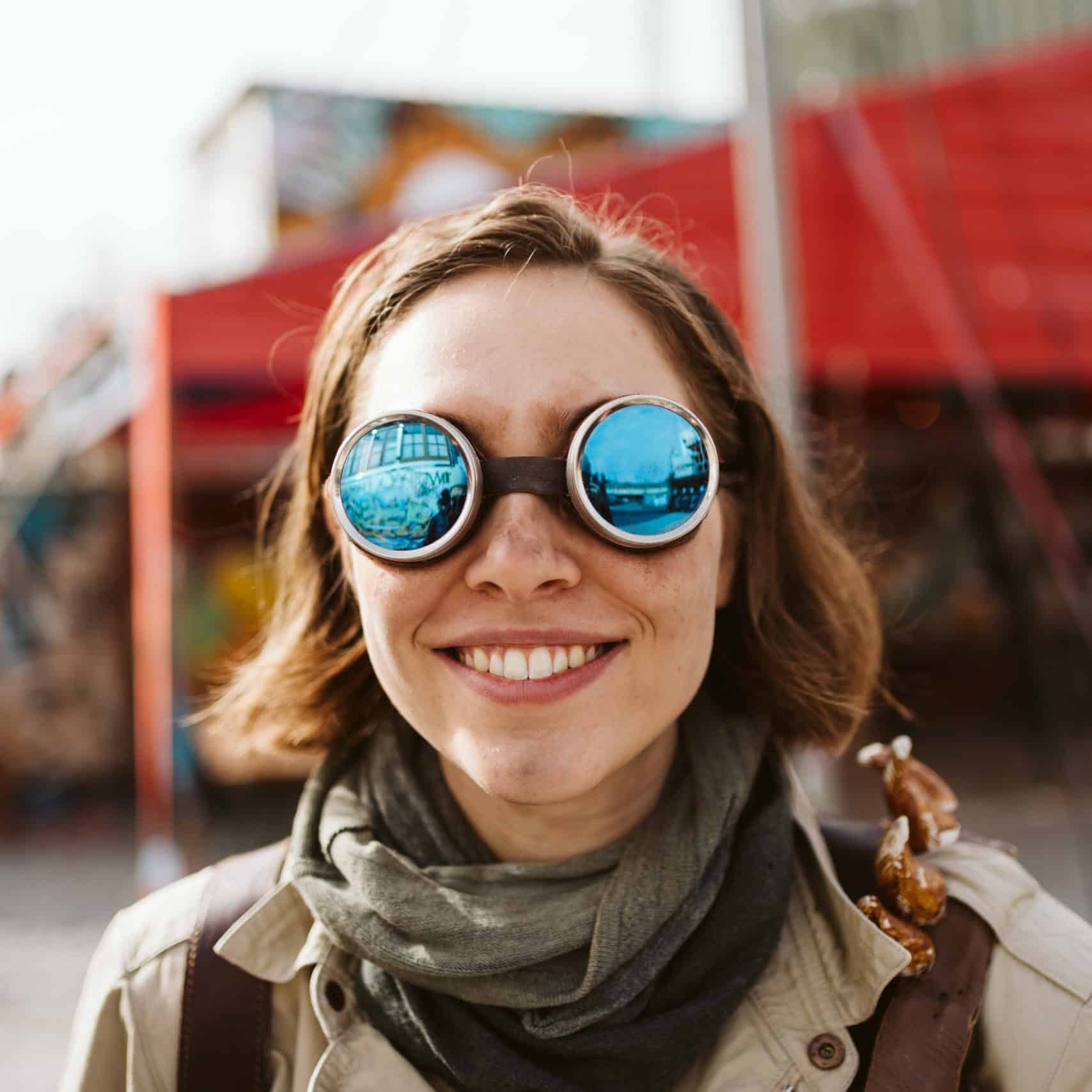 Nahaufnahme Darstellerin mit Pilotenbrille